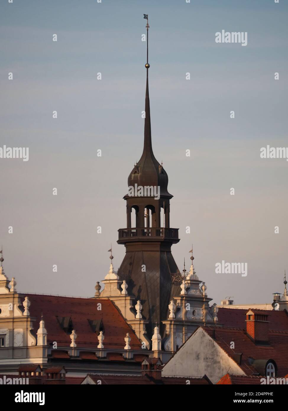 Thin tall building hi-res stock photography and images - Alamy