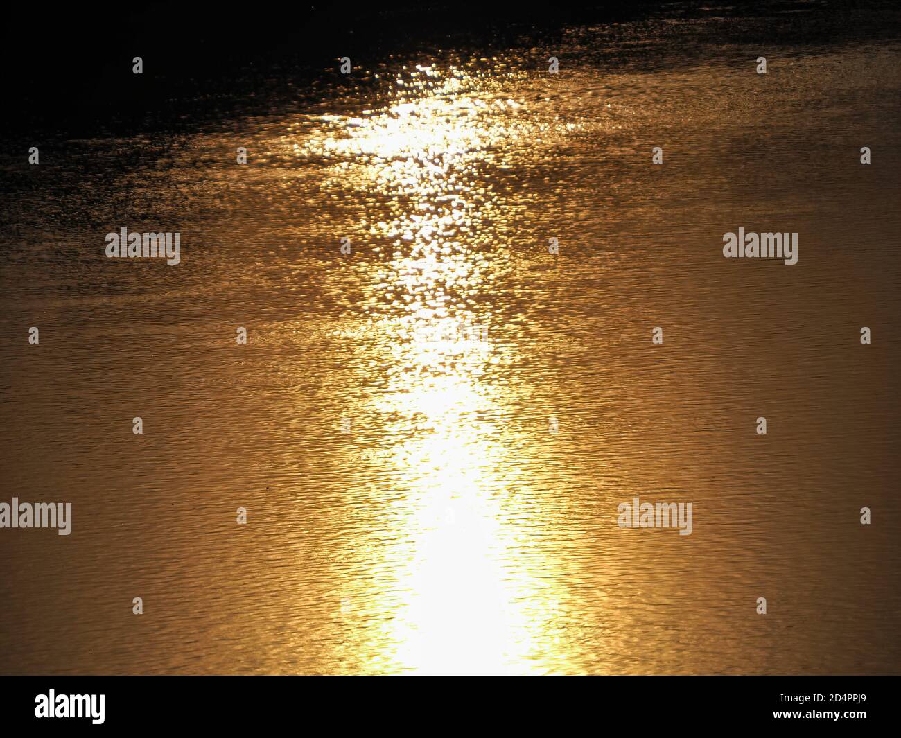 Golden reflection of the sunlight at the sea Stock Photo - Alamy
