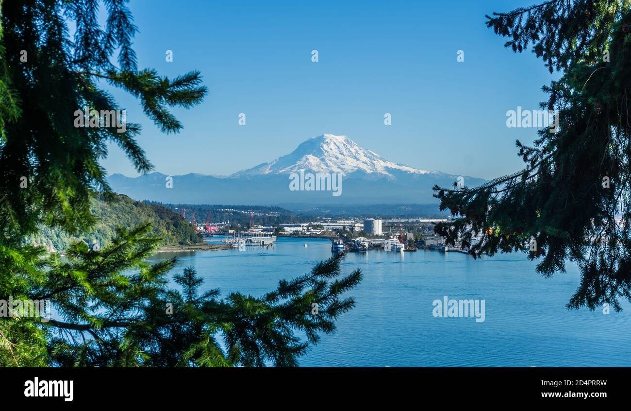 an illustraion of the Port of Tacoma and Mount Rainier Stock Photo - Alamy