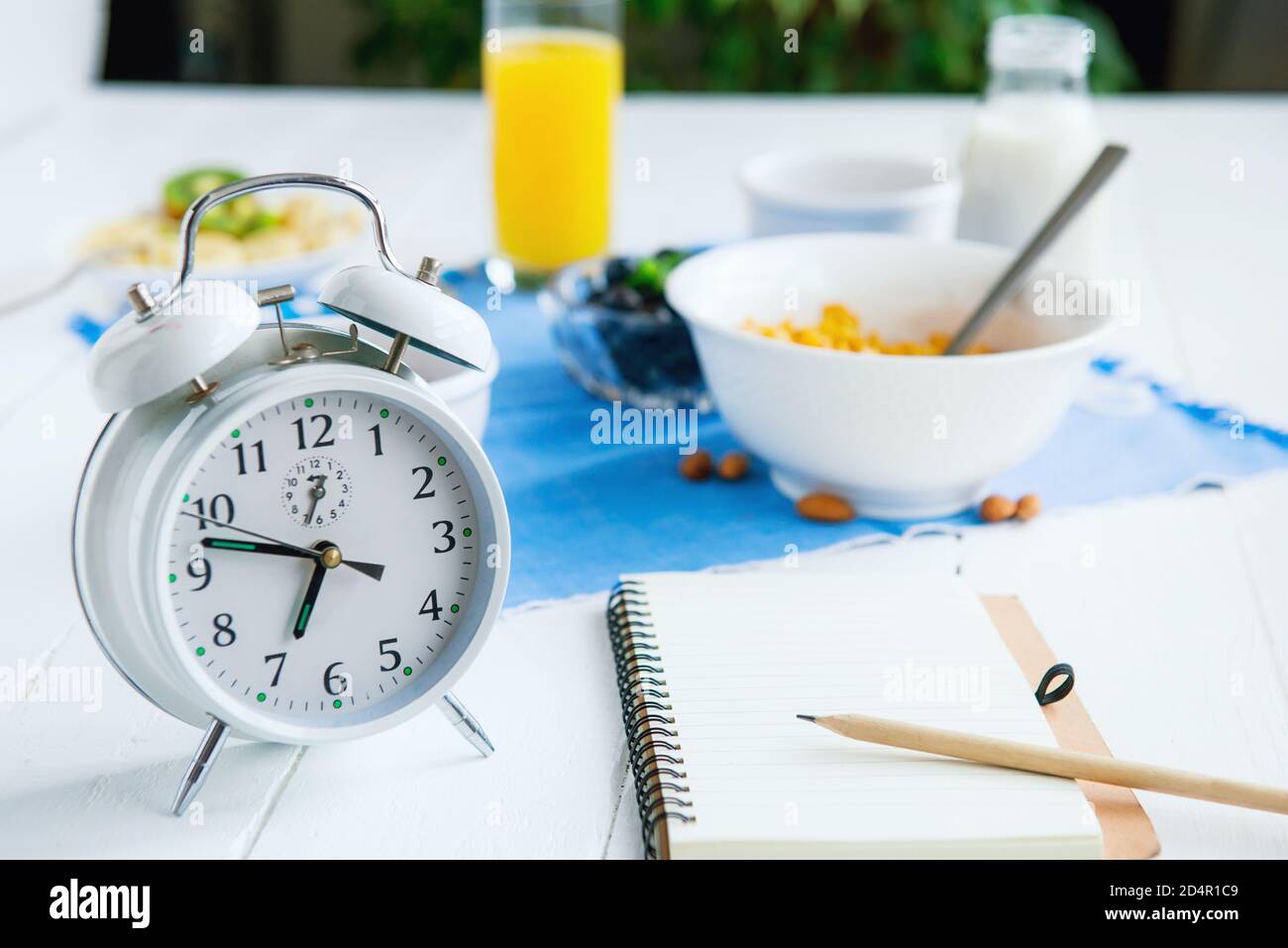 правильное питание фото. часы правильного питания. завтрак по времени. здоровое питание. завтрак с часами.
