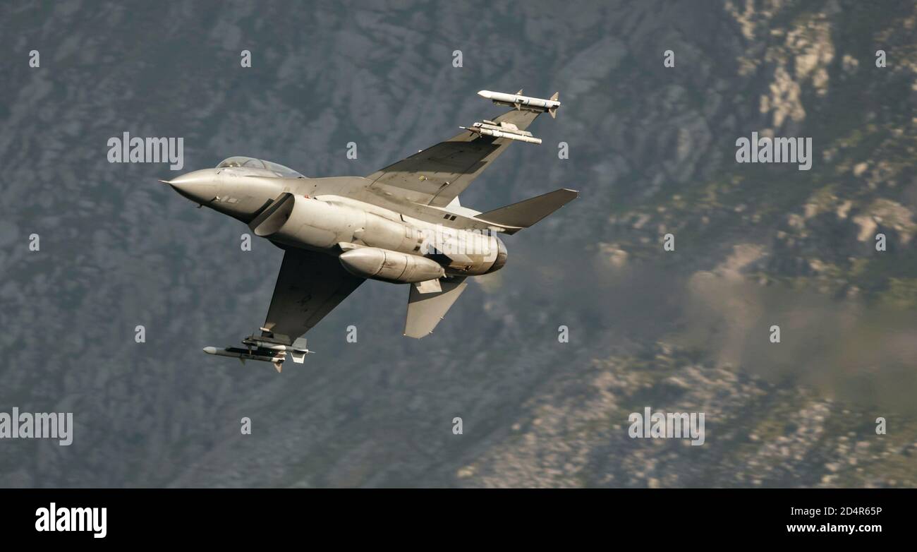 F-16D Fighting Falcon from 510 Fighter Squadron 'Buzzards', 31 Fighter Wing, deployed to RAF Lakenheath low level in the Lake District at Thirlmere Stock Photo
