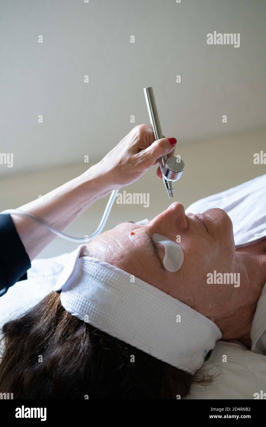 Hyperbaric oxygen facial treatment Stock Photo Alamy