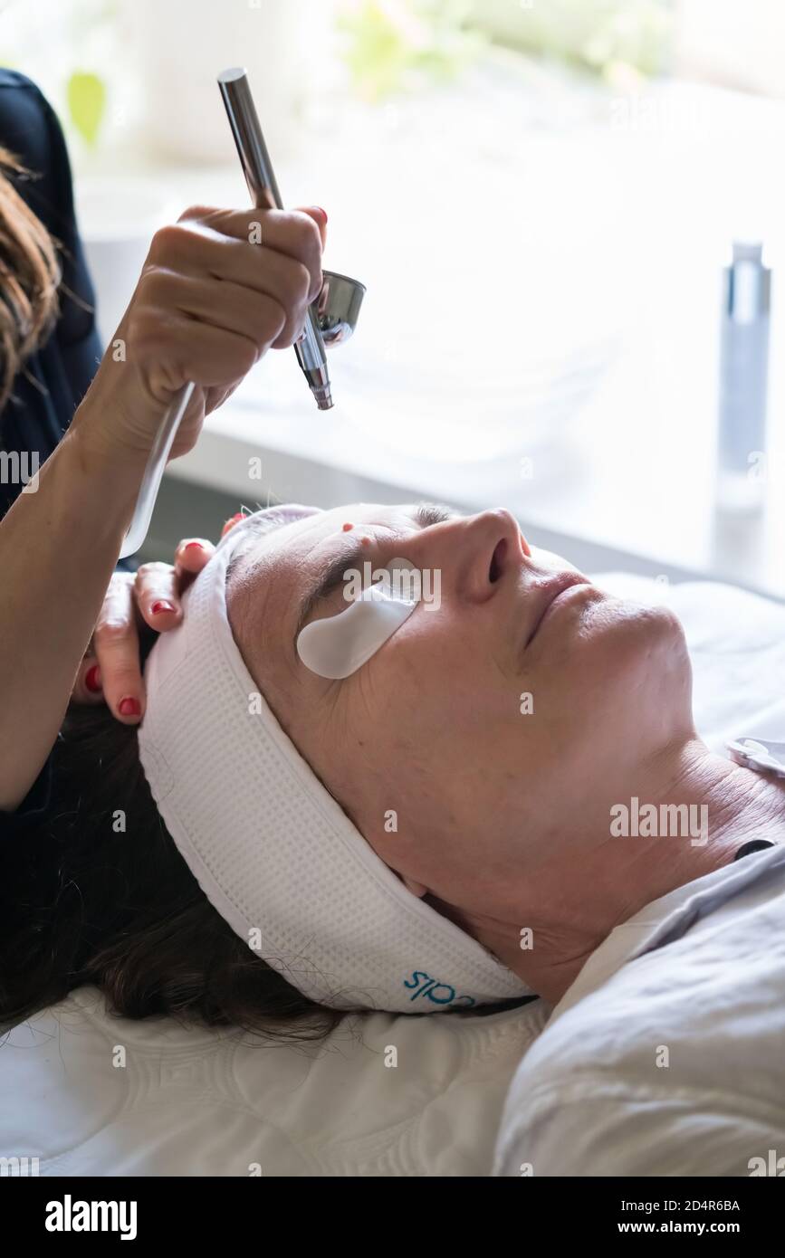 Hyperbaric oxygen facial treatment Stock Photo Alamy