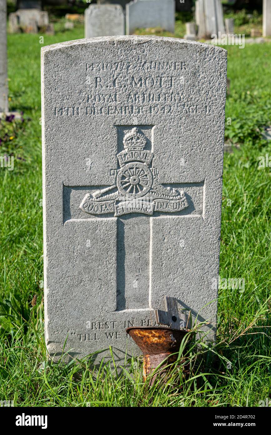 Headstone, gravestone on grave of RC Mott, Royal Artillery, British Army soldier, died 14 September 1942 aged 18. Robert Charles Mott Stock Photo