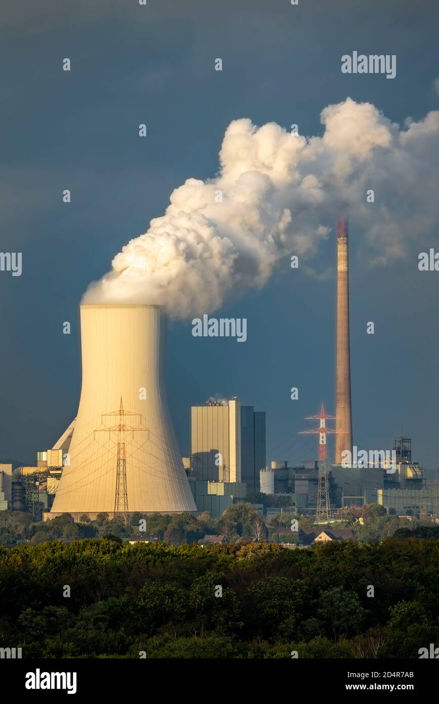 Cooling tower of the coal-fired power plant Duisburg-Walsum, operated by STEAG and EVN AG, 181 meters high, power plant block 10, steam cloud, Duisbur Stock Photo