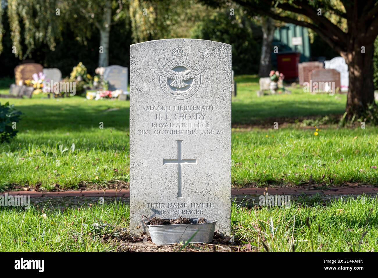 Headstone, gravestone on grave of HE Crosby, Royal Air Force Second Lieutenant, died 31 October 1918, age 25, with 61 Squadron RAF Rochford, Southend Stock Photo
