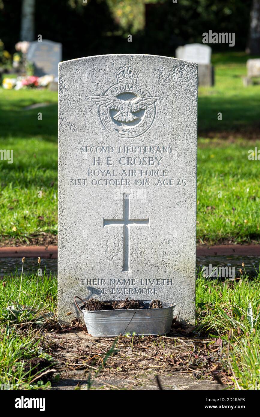 Headstone, gravestone on grave of HE Crosby, Royal Air Force Second Lieutenant, died 31 October 1918, age 25, with 61 Squadron RAF Rochford, Southend Stock Photo