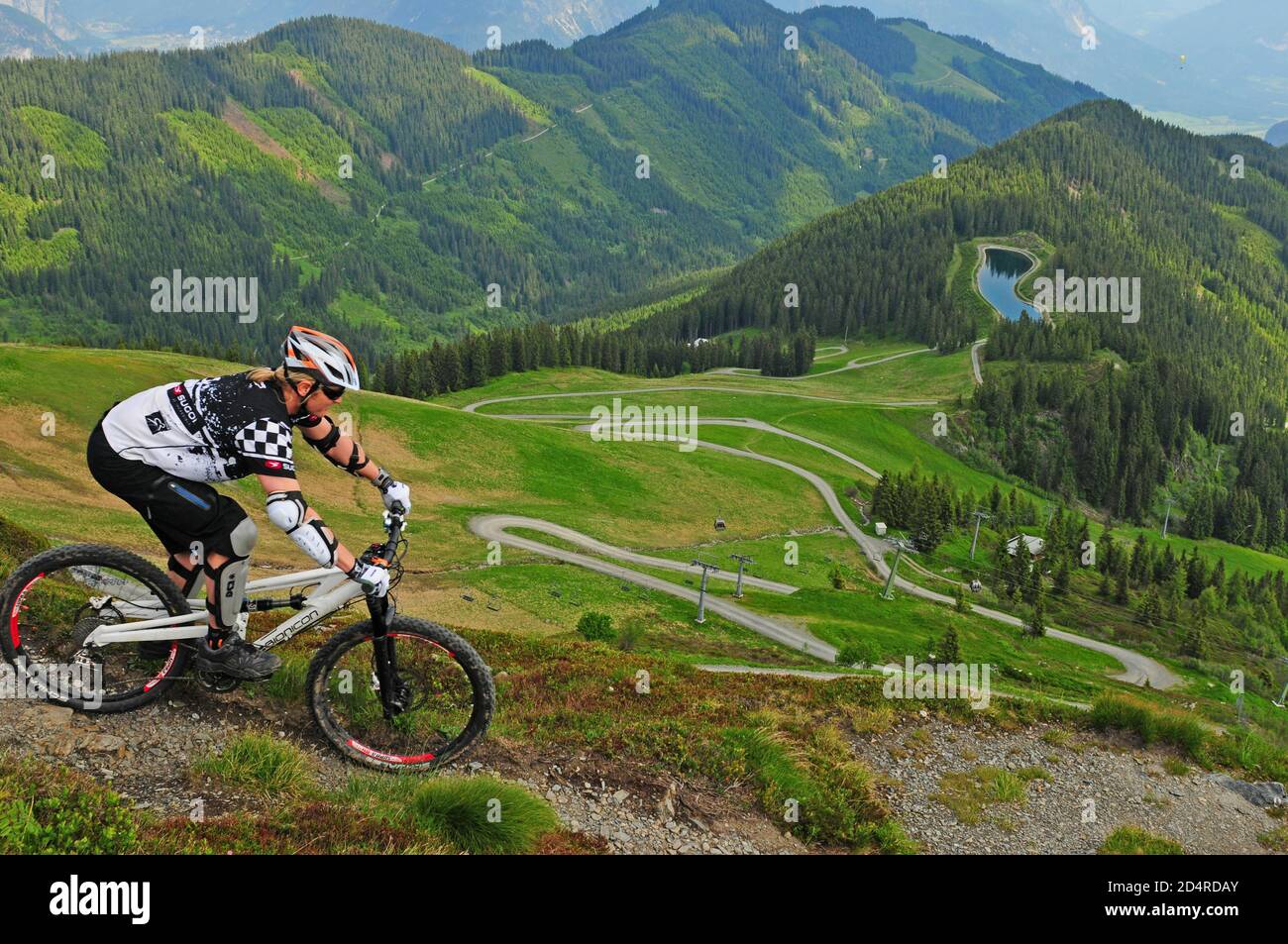 Extremsport: Ein Mountain-Biker fährt das Spieljoch im Zillertal runter. A  mountain biker riding downhill Spieljoch in the Zillertal valley in Tirol  Stock Photo - Alamy