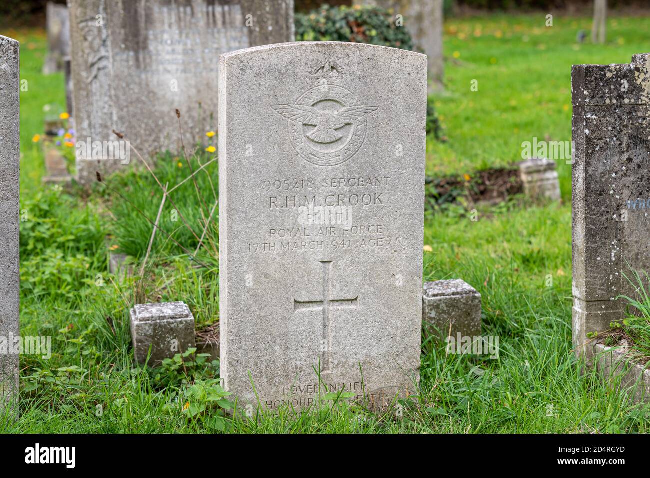 Headstone, gravestone on grave of RAF Sergeant RHM Crook, RAFVR, died 17 March 1941 aged 25, flying Oxford N4572, 14 Service Flying Training School Stock Photo