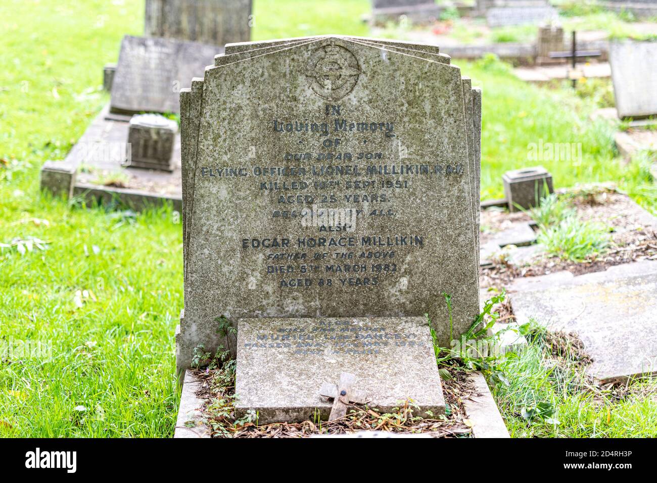 Headstone, gravestone on grave of RAF Flying Officer pilot Lionel Millikin at St Laurence & All Saints Church. Crashed Gloster Meteor jet in Westcliff Stock Photo