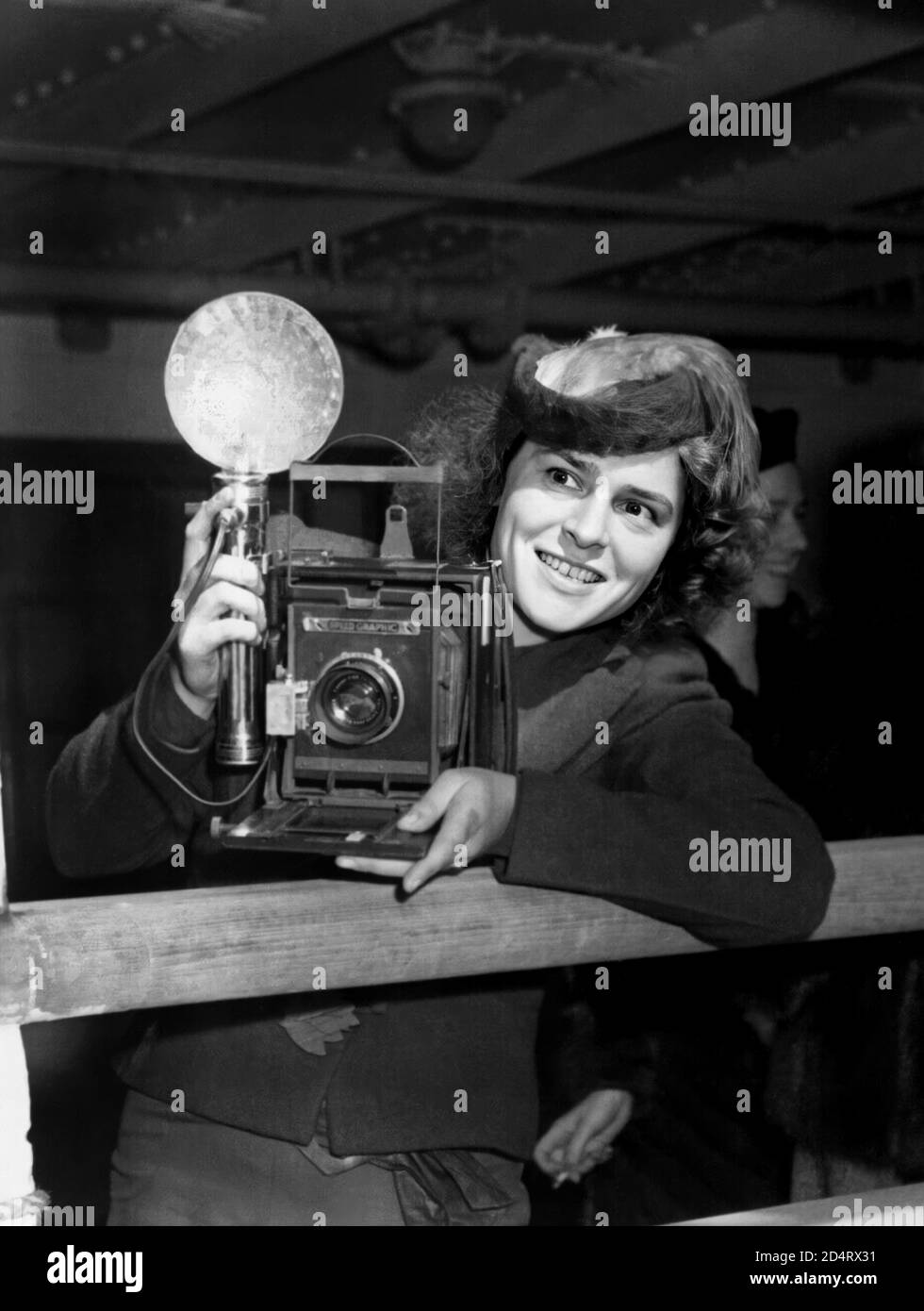 1939 , NEW YORK , USA : The celebrated American woman reporter photographer  MARGARET BOURKE-WHITE ( 1904 - 1971 ) at work in NY harbor on a boat on route to WAR in EUROPE . Portrait by unknown photographer . At time Margaret married the celebrated novelist Erskine Caldwell . Bourke-White was the first known female War correspondent and the first woman to be allowed to work in combat zones during the World War II. In 1941 she traveled to the Soviet Union and from 1942 was attached to the U.S. Army Air Force in North Africa , then to the U.S. Army in Italy and later in Germany .- BOURKE WHITE - Stock Photo