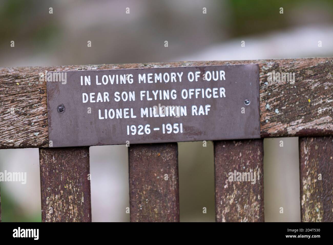 Wooden seat dedicated to RAF pilot Flying Officer Lionel Millikin who was killed when his Gloster Meteor fighter jet crashed in Westcliff on Sea Stock Photo