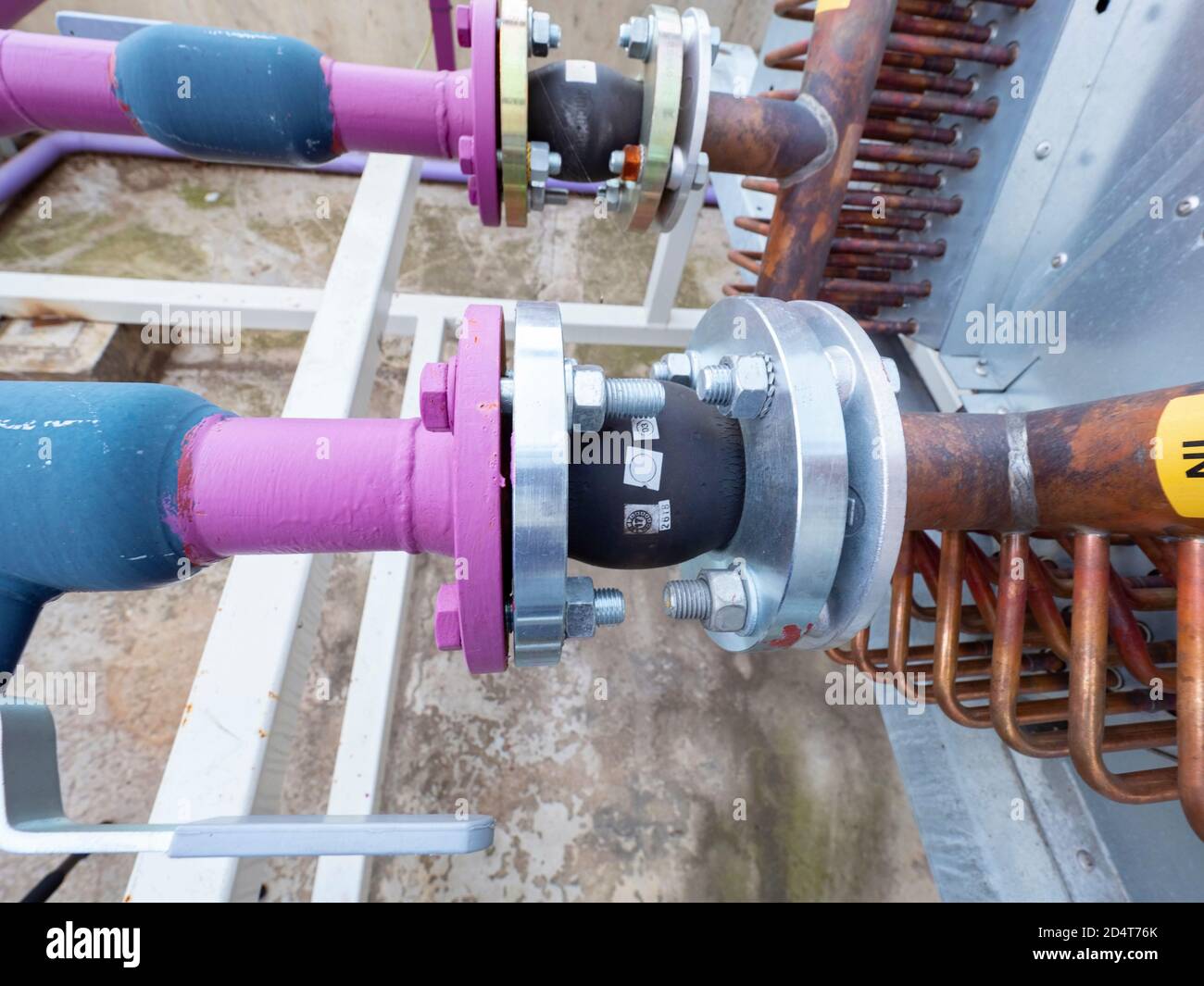 Industrial water to air cooler with rubbery vibration silenter. Flanged