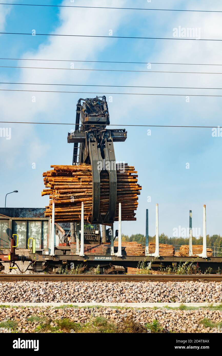 Timber Container Unloading Timber wood tree log loader unload hi-res stock photography and images ...