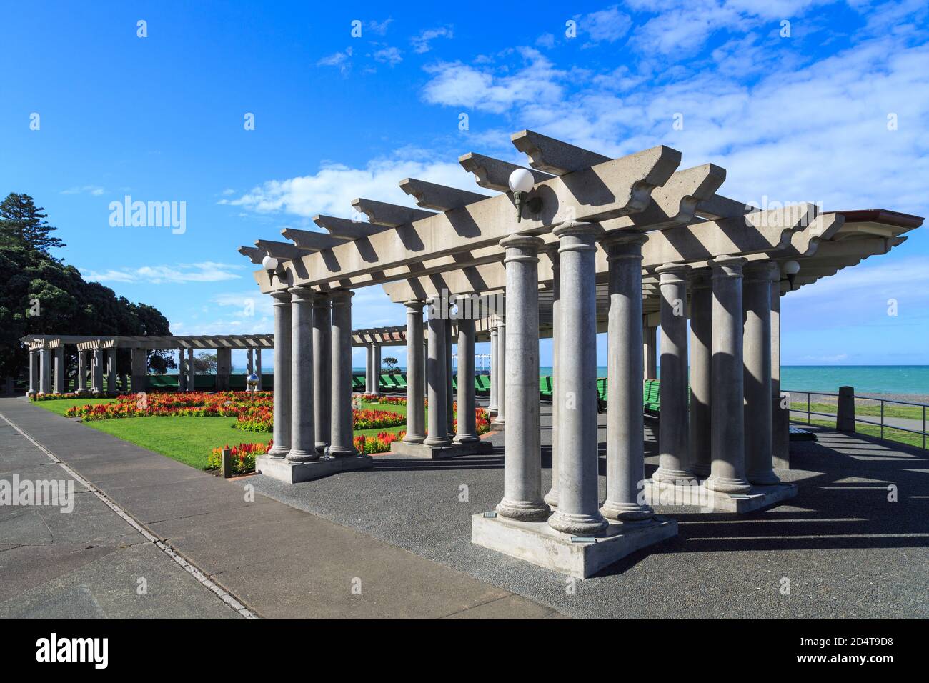 Napier, New Zealand. The 'Veronica Sunbay', a curved arcade of columns in a waterfront park Stock Photo