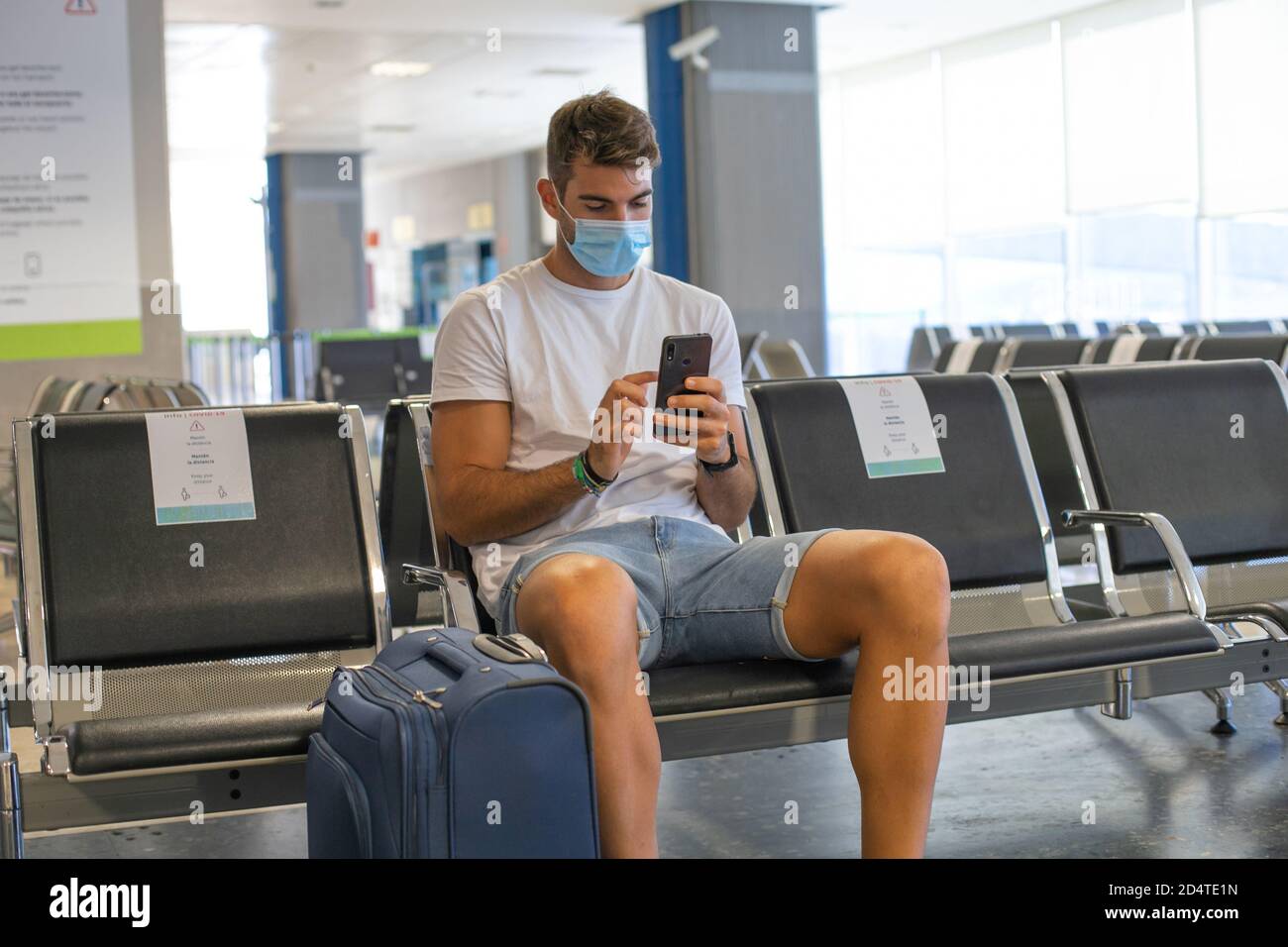 Wearing mask airport silhouette hires stock photography and images Alamy