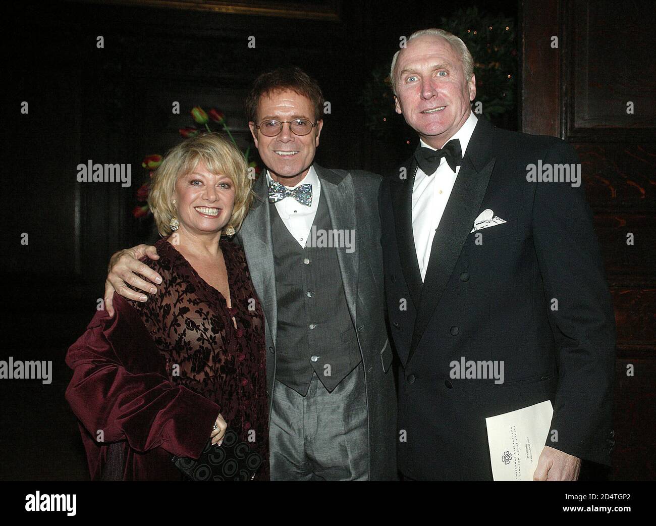 Cliff Richard's Tennis Foundation Dinner at Hampton Court 11th Dec 2003: Cliff Richard with Elaine Page and.. Stock Photo