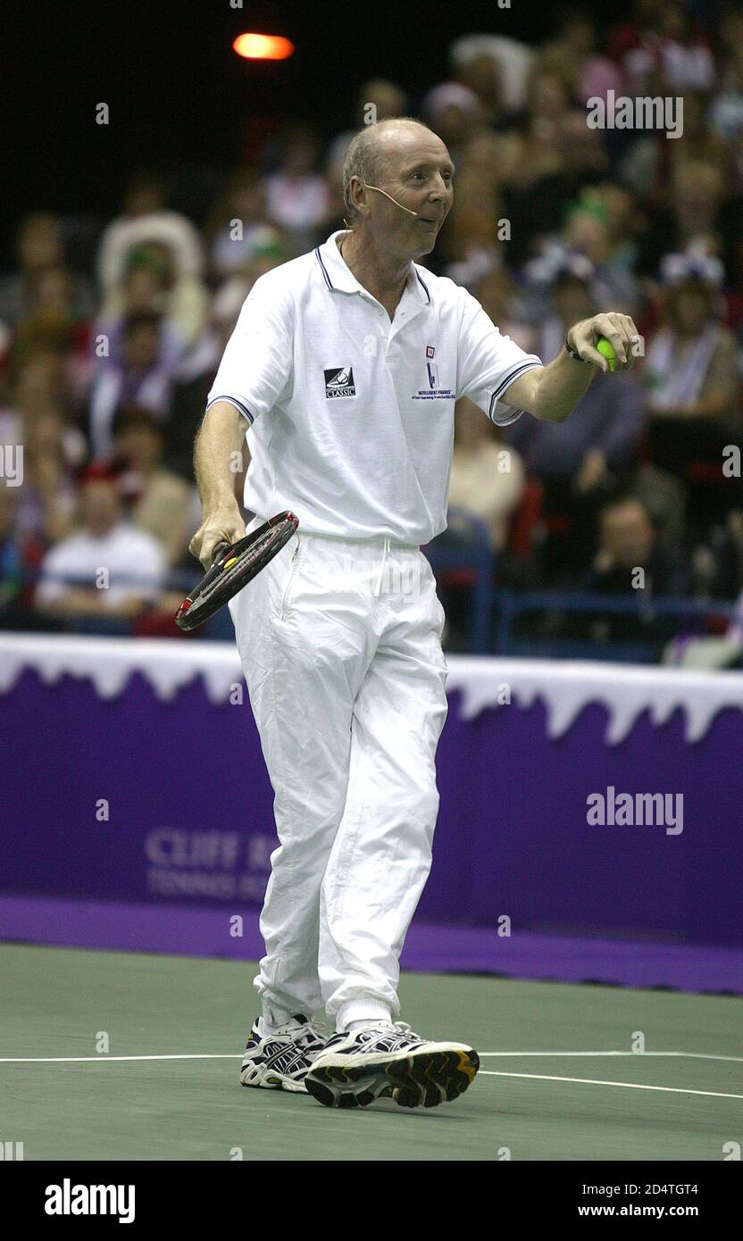 Cliff Richard Tennis Classic tournament  at the Birmingham NIA 20th Dec 2003 Stock Photo