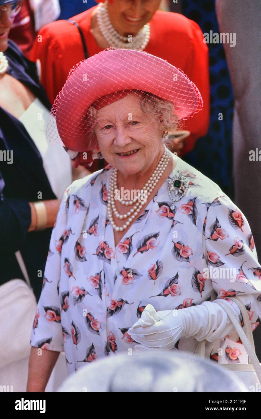 A smiling HM Queen Elizabeth the Queen Mother attending Royal Ascot, Berkshire, England, UK. Circa 1989 Stock Photo