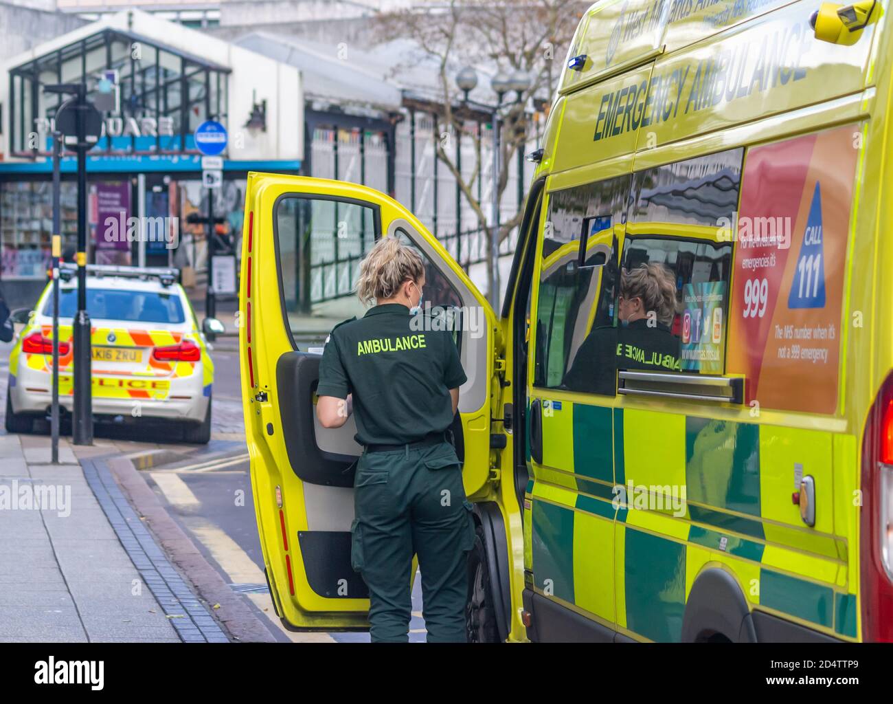 A female paramedic from West Midlands Ambulance Service attends a medical incident in Birmingham City Centre Stock Photo