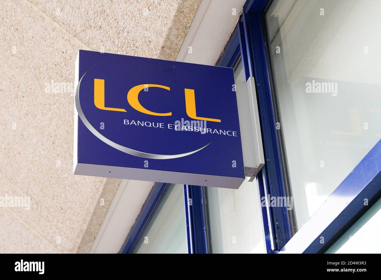 Bordeaux , Aquitaine / France - 10 01 2020 : lcl logo and sign of le credit Lyonnais text Banque et assurance french bank and insurance signage Stock Photo