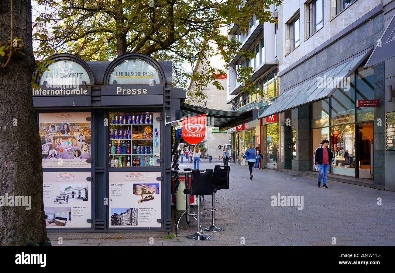 Newsstand and stores on Königsallee, Düsseldorf's tourist attraction and upscale shopping boulevard. Stock Photo