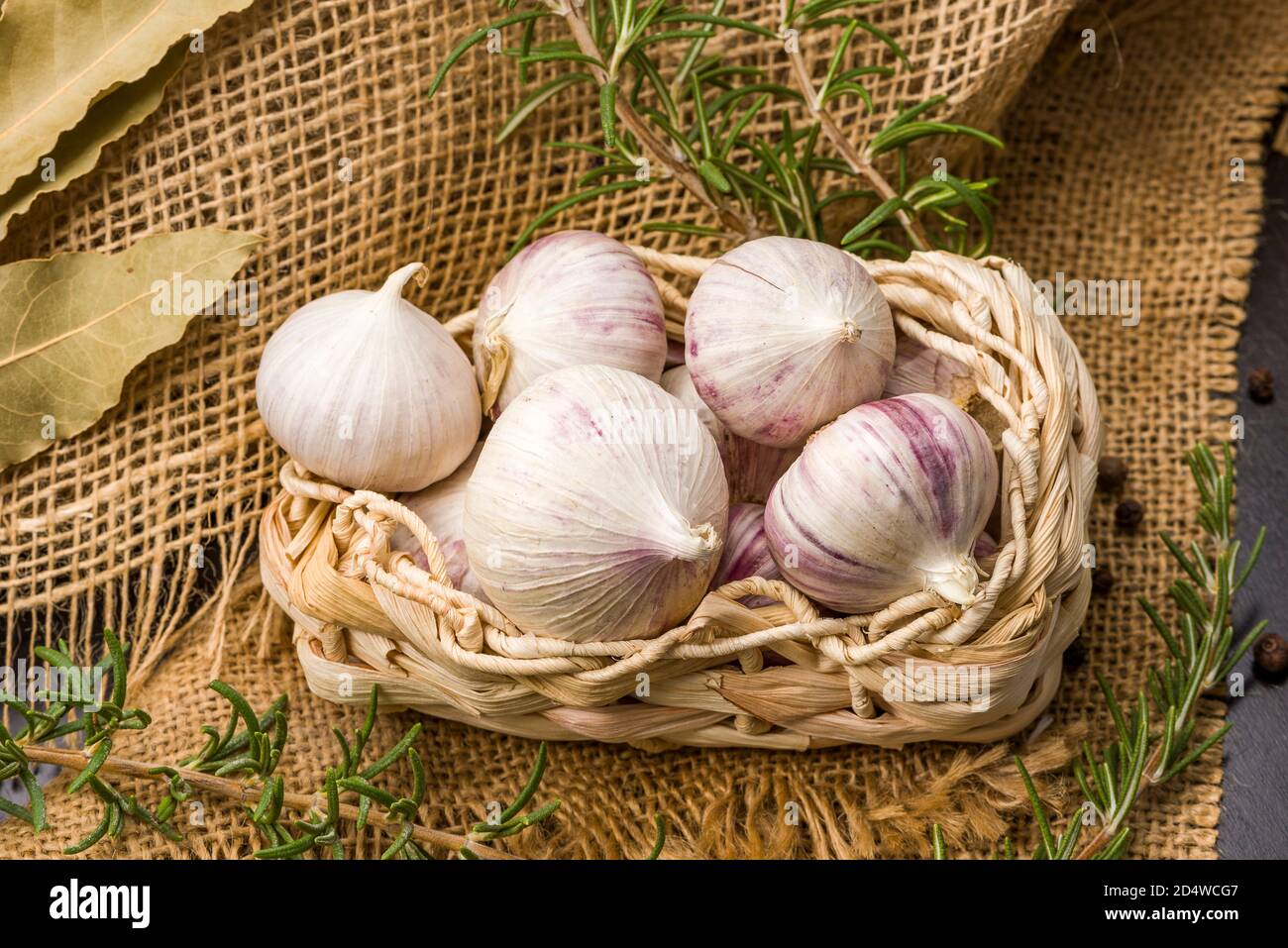 Garlic Cloves and Bulb in vintage wooden bowl. Garlic Stock Photo - Alamy