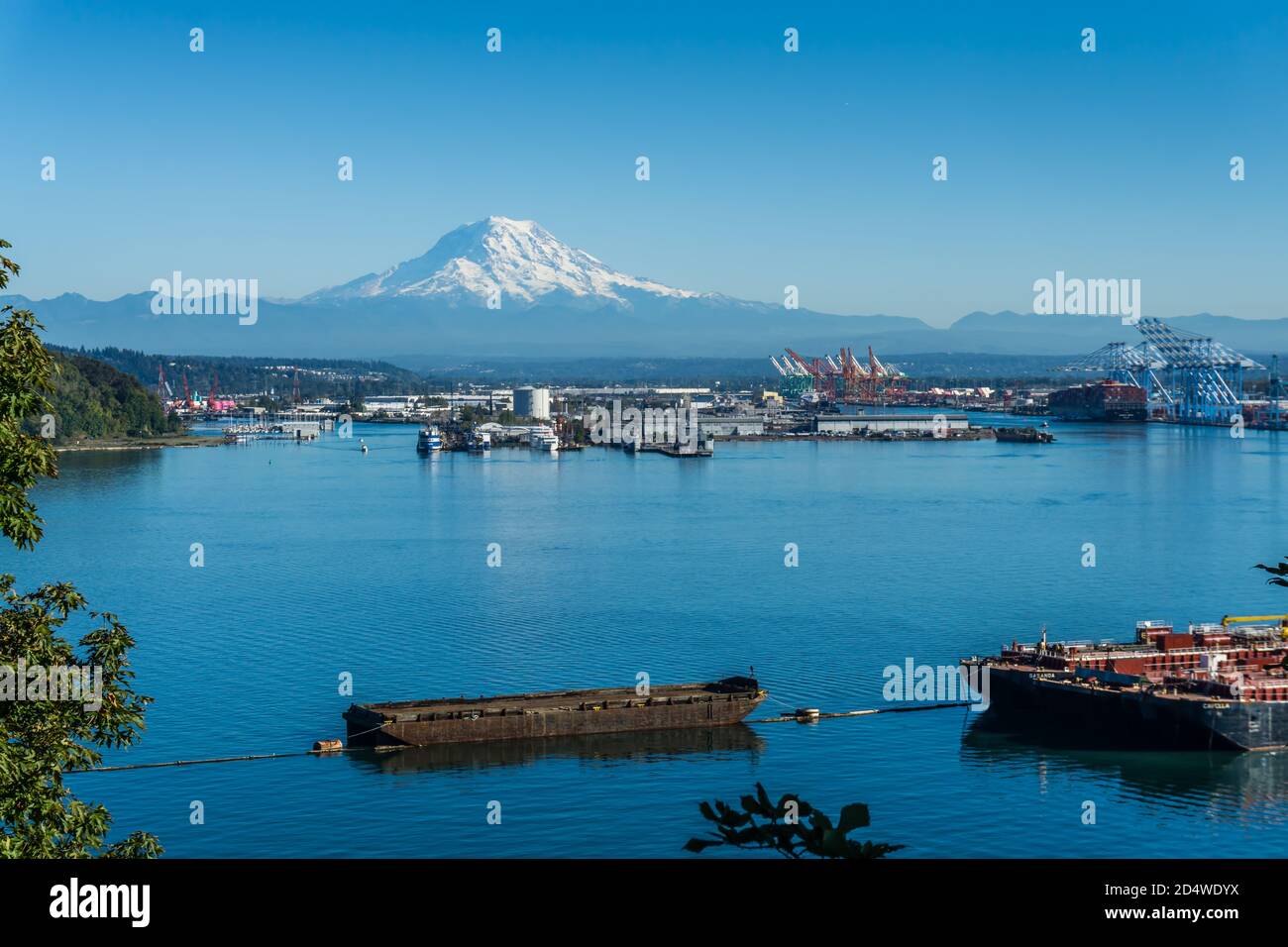 an illustraion of the Port of Tacoma and Mount Rainier Stock Photo - Alamy