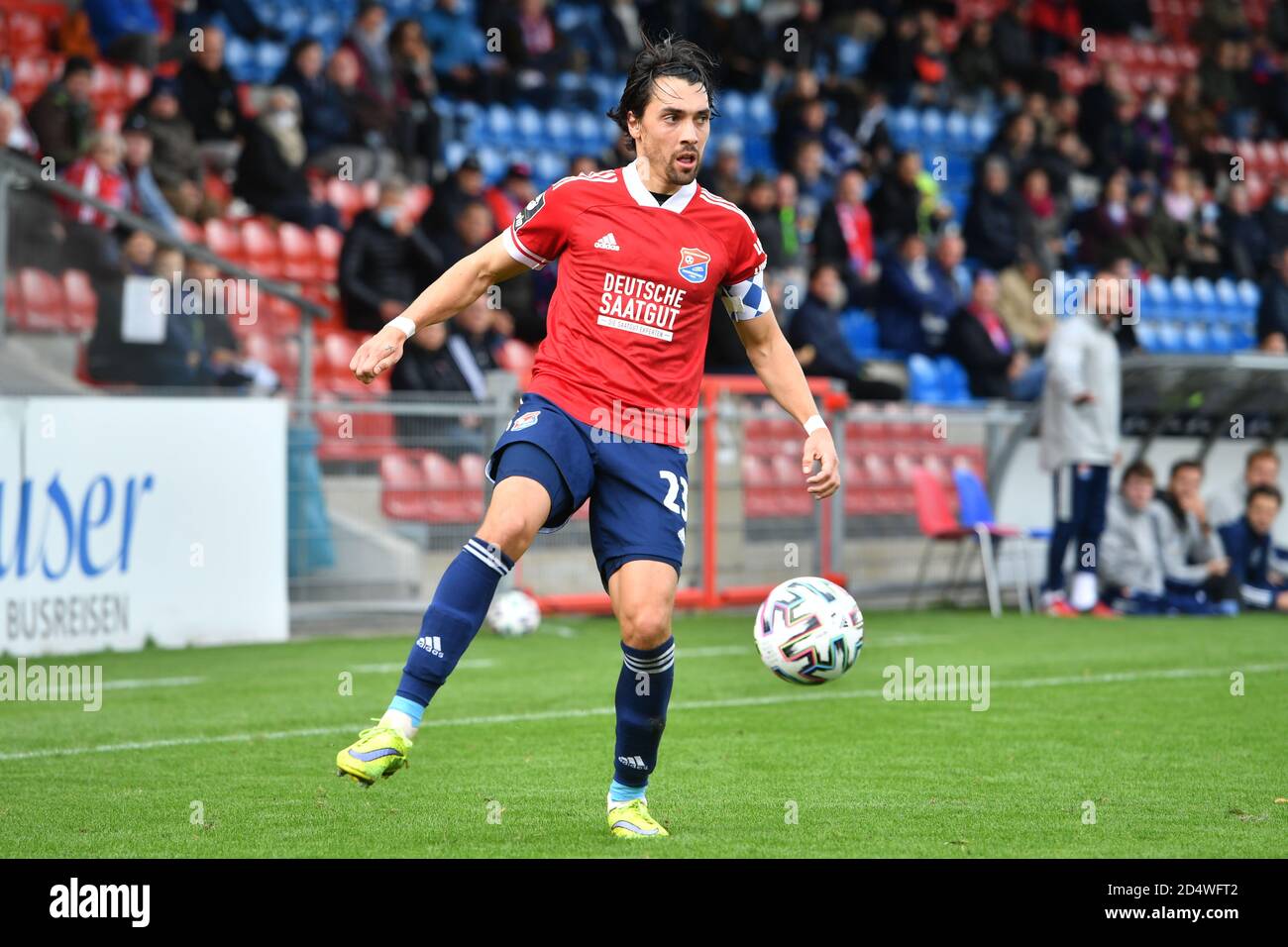 Markus SCHWABL (Unterhaching), action, single action, single image, cut-out, whole body shot, whole figure. Soccer 3rd league, Liga3, SpVgg Unterhaching - SV Meppen 2-1. on October 11th, 2020, Alpenbauer Sportpark. DFL REGULATIONS PROHIBIT ANY USE OF PHOTOGRAPHS AS IMAGE SEQUENCES AND/OR QUASI-VIDEO. | usage worldwide Stock Photo