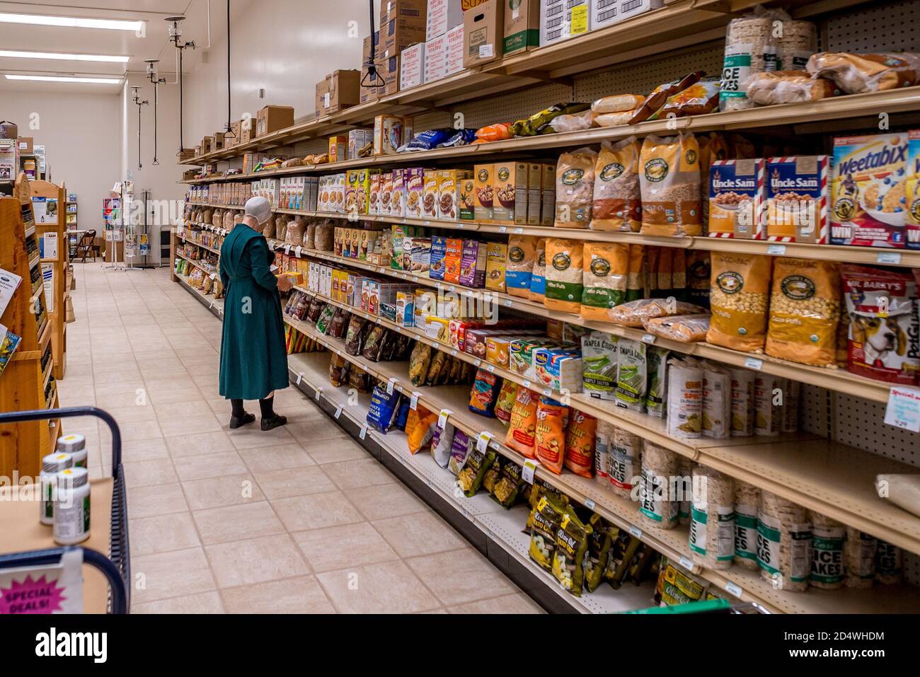 Amish woman shopping in grocery store, Lancaster county, PA. USA Stock