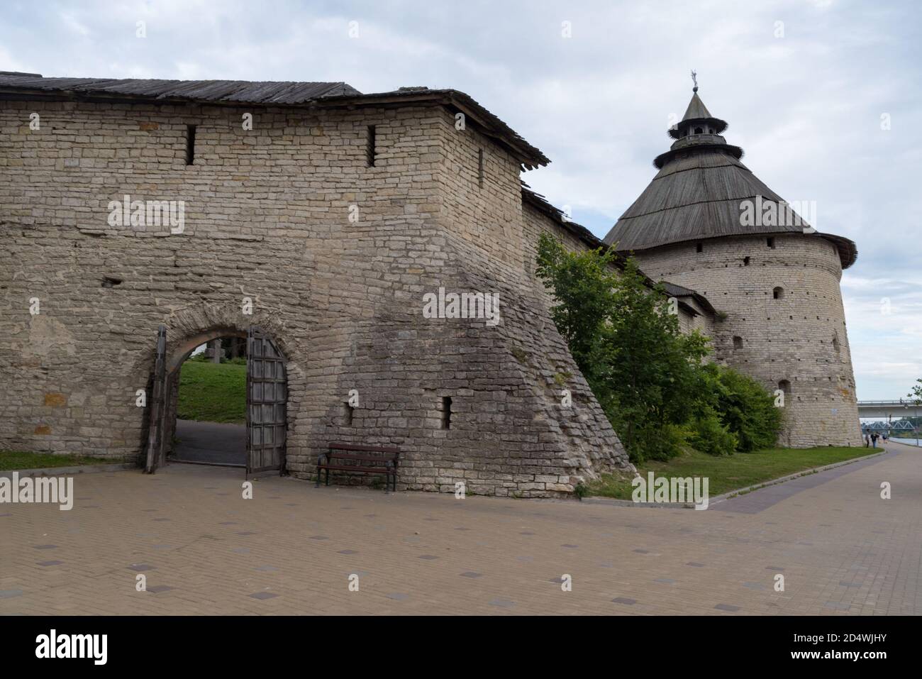 Pokrovskaya tower and walls of Pskov fortress. Pskov city, Pskov Region (Pskovskaya oblast), Russia. Stock Photo