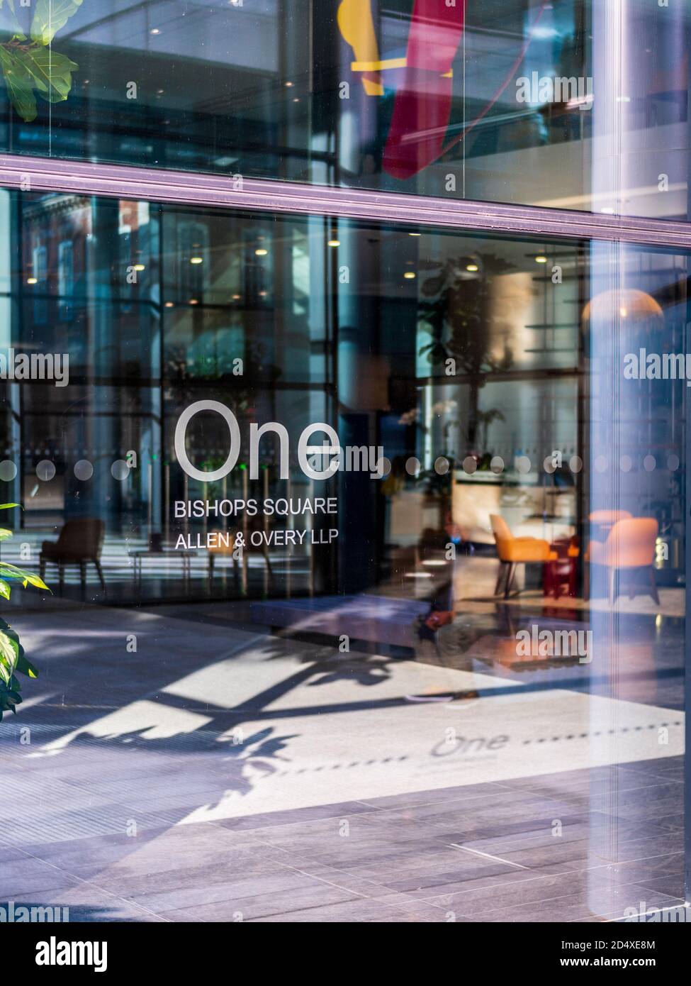 Allen & Overy LLP - Offices of Top Law firm Allen and Overy LLP at One Bishop's Square in London's Spitalfields Market Development Stock Photo