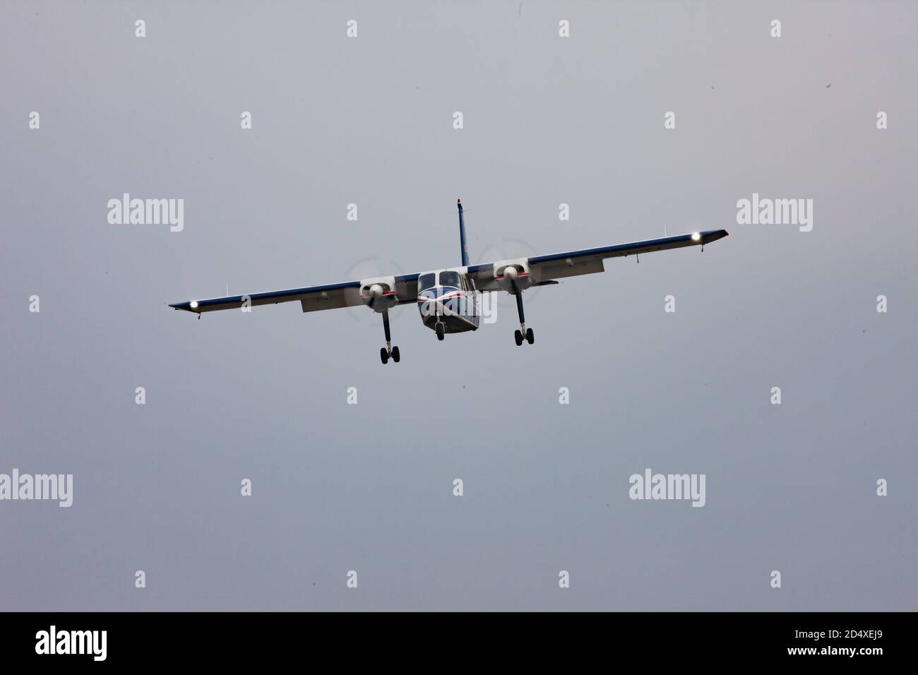 Twin engined light aircraft hi-res stock photography and images - Alamy