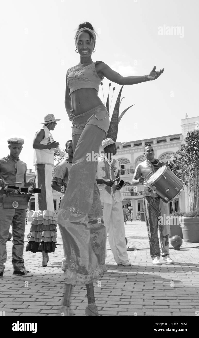 Stelzen-Tanzshow in Havanna. Cuban street dance performance in Havanna-City Stock Photo