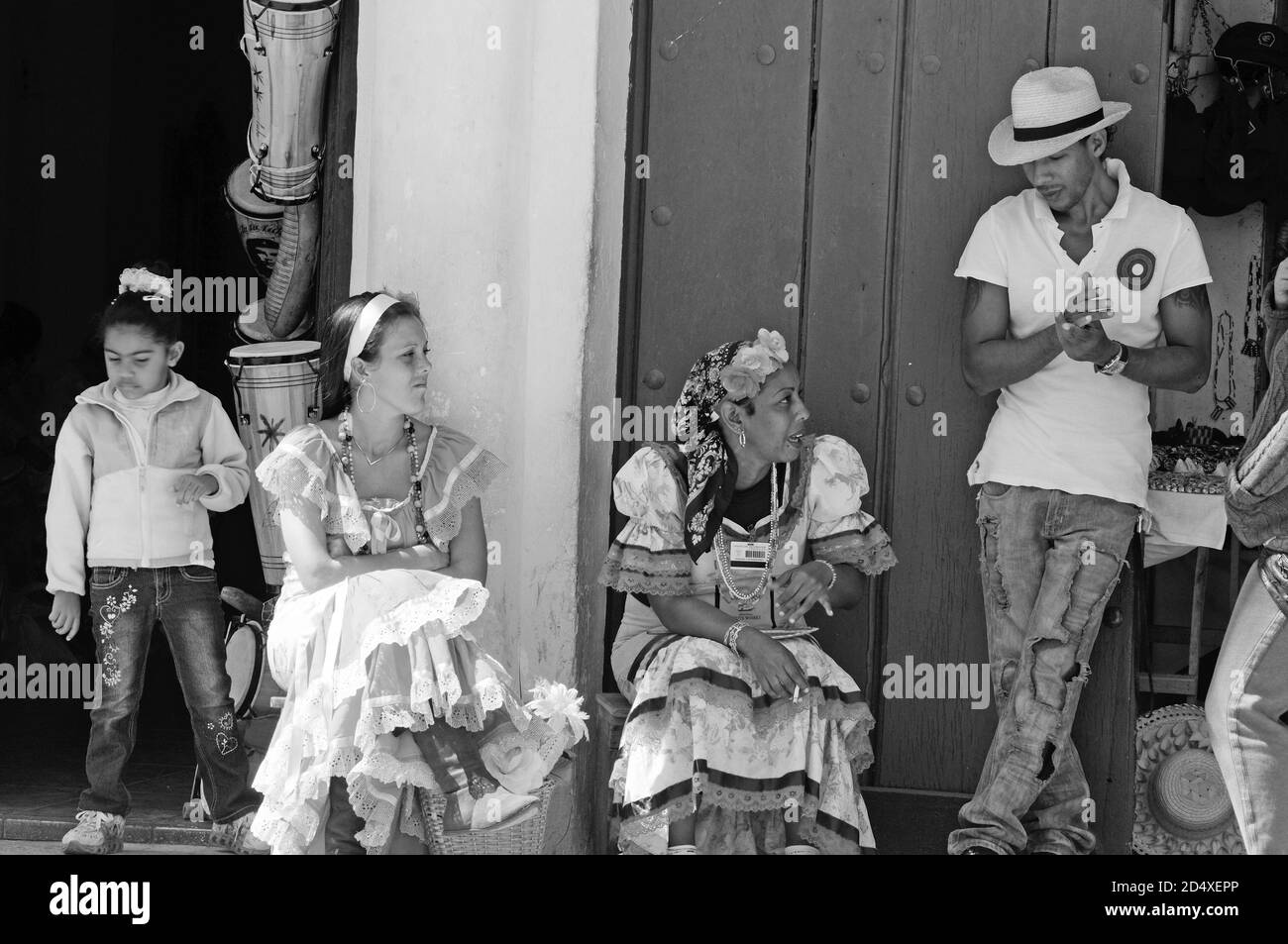 Foto-Modelle in Kolonialstil-Bekleidung posieren in Havanna für Touristen. Models in colonial style dressed up posing for tourists. Stock Photo