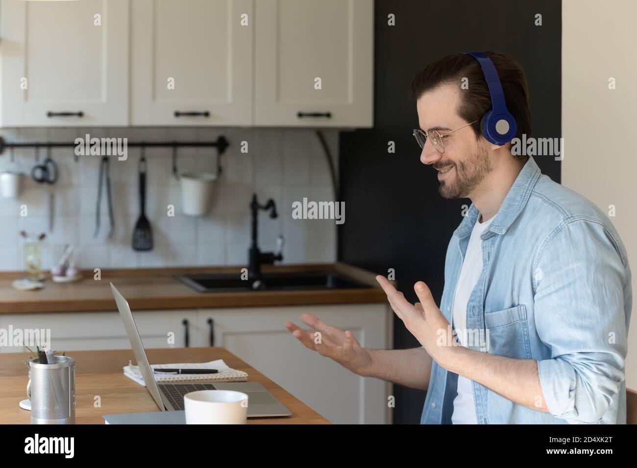 Computer conference friends hi-res stock photography and images - Alamy