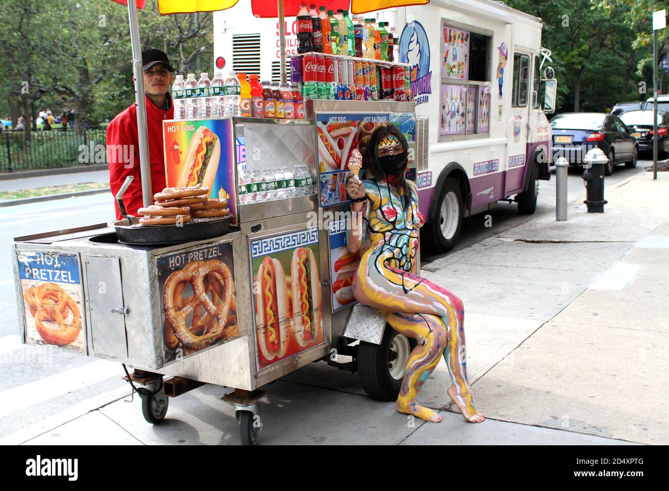 October 10, 2020, New York, New York, USA: Andy Golub founder and Executive Director of Human Connection Arts paints two models near the Washington Square Arch in New York's Greenwich Village neighborhood. (Credit Image: © Bruce Cotler/ZUMA Wire) Stock Photo