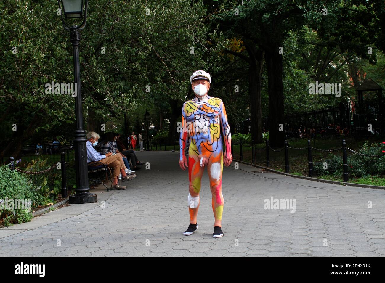 October 10, 2020, New York, New York, USA: Andy Golub founder and Executive Director of Human Connection Arts paints two models near the Washington Square Arch in New York's Greenwich Village neighborhood. (Credit Image: © Bruce Cotler/ZUMA Wire) Stock Photo