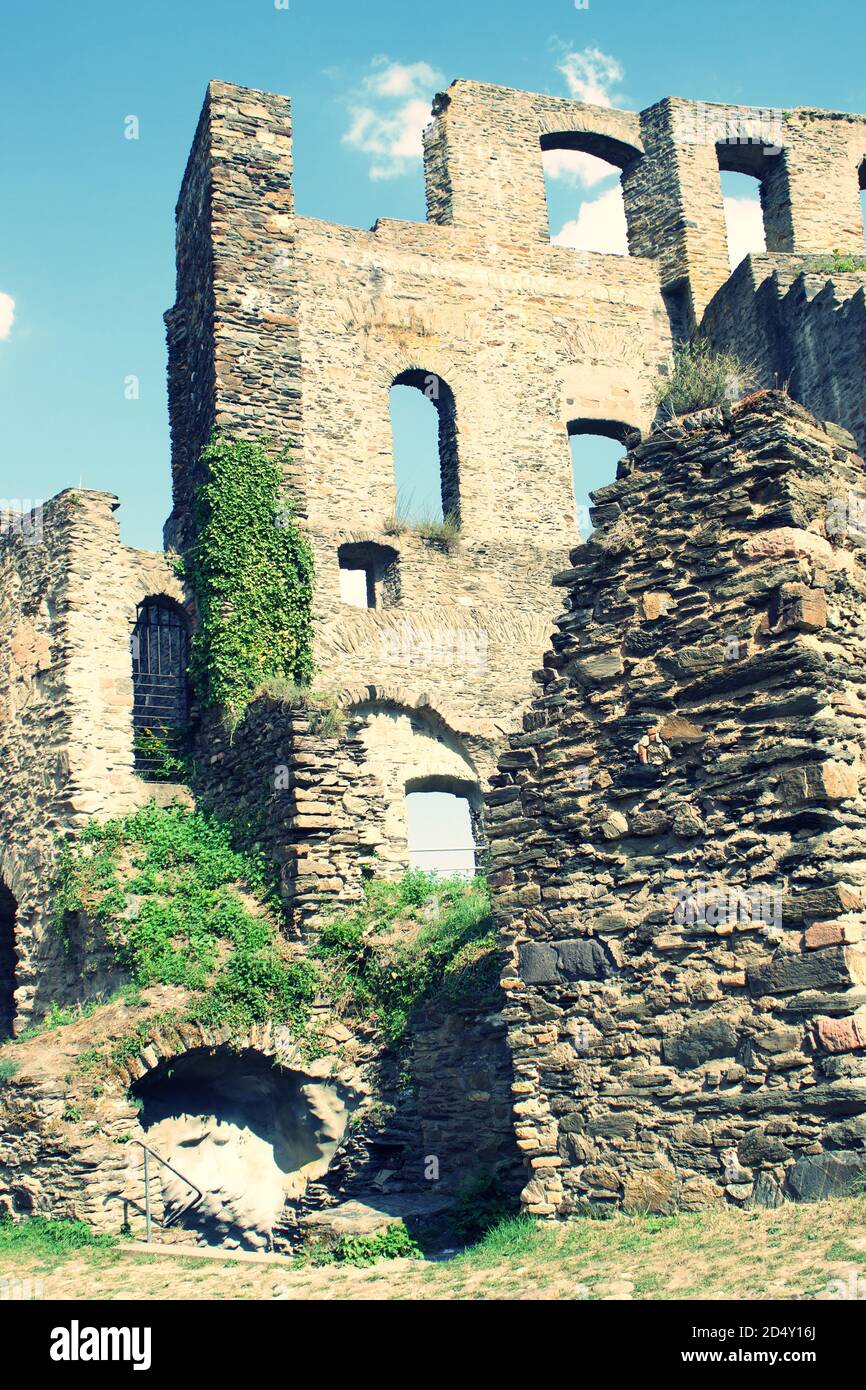 Castle wall ruins hi-res stock photography and images - Alamy