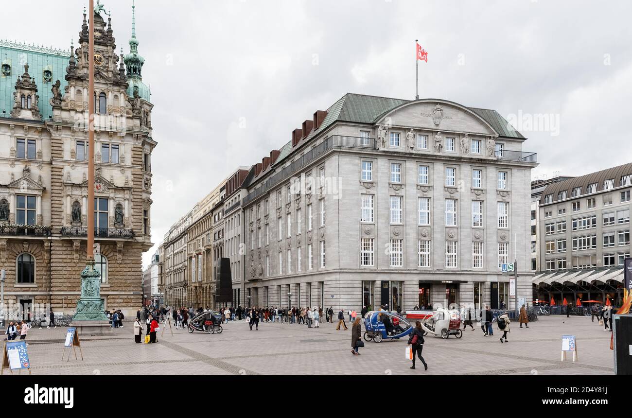 Hamburg, Germany. 09th Oct, 2020. View from Rathausmarkt into the renovated  Alter Wall with the four-storey department store of the Japanese fashion  label Uniqlo on the right side. Credit: Markus Scholz/dpa/Alamy Live