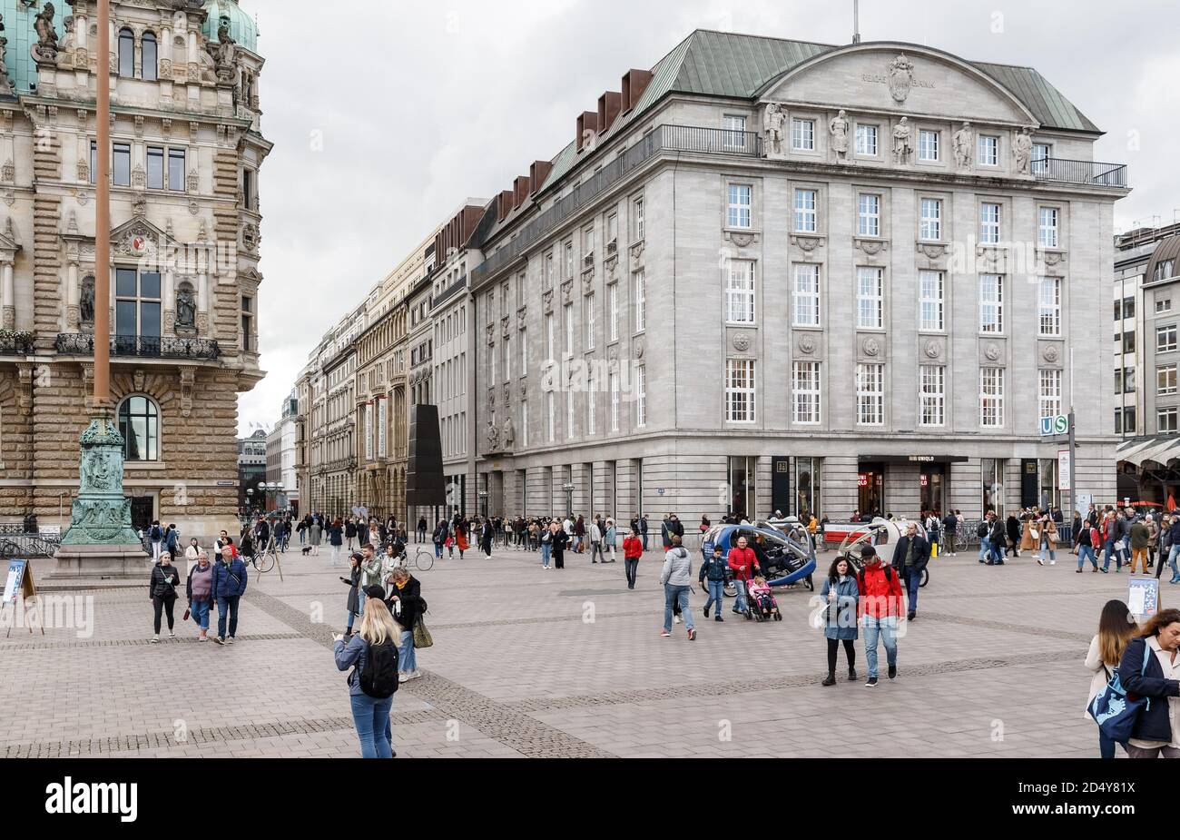 Hamburg, Germany. 09th Oct, 2020. View from Rathausmarkt into the renovated Alter  Wall with the four-storey department store of the Japanese fashion label  Uniqlo on the right side. Credit: Markus Scholz/dpa/Alamy Live