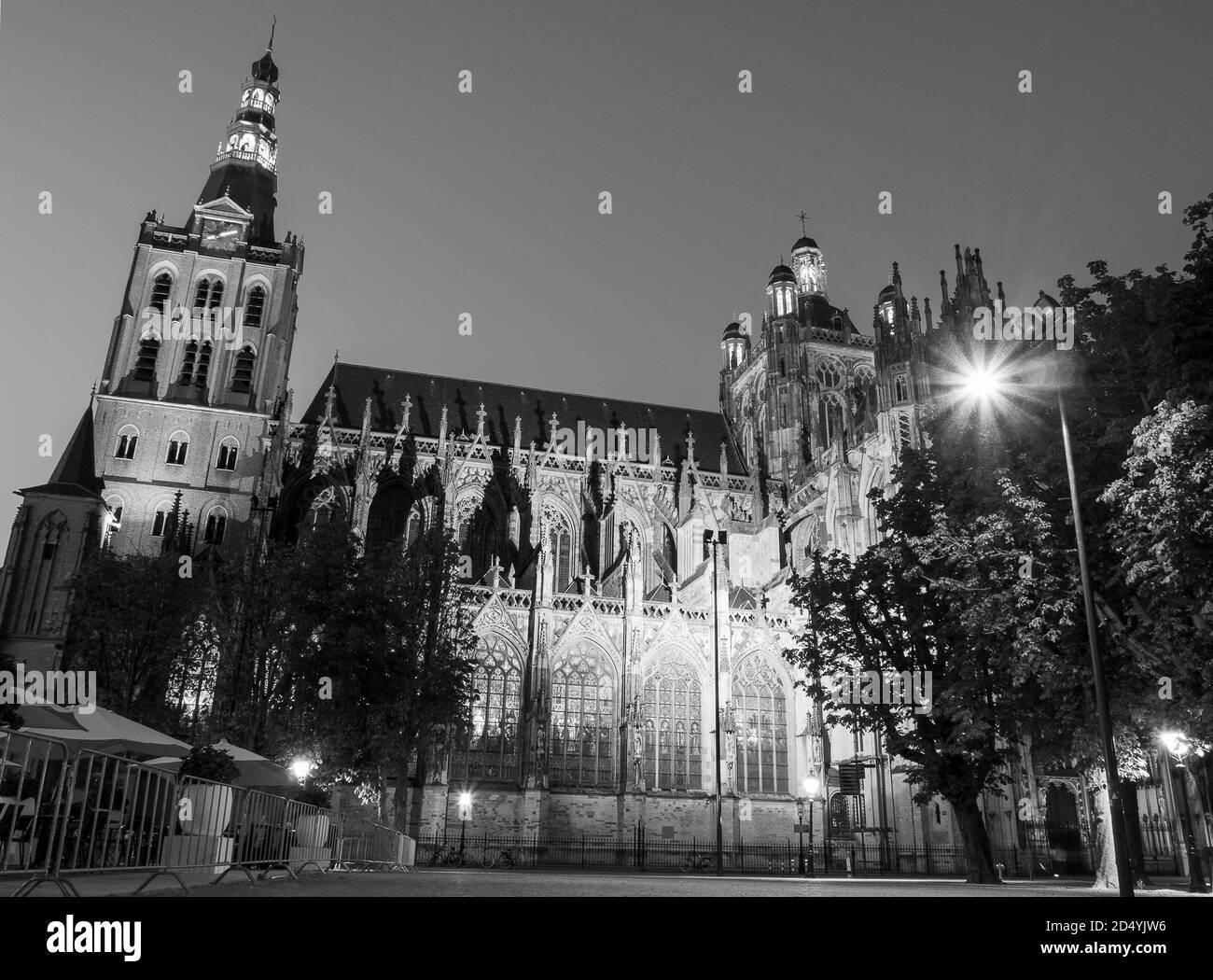 vasthouden boiler Catastrofaal The cathedral Sint Jan in Den Bosch at night with lamps shining on it Stock Photo - Alamy vasthouden boiler Catastrofaal The cathedral Sint Jan in Den Bosch at night with lamps shining on it Stock Photo - Alamy