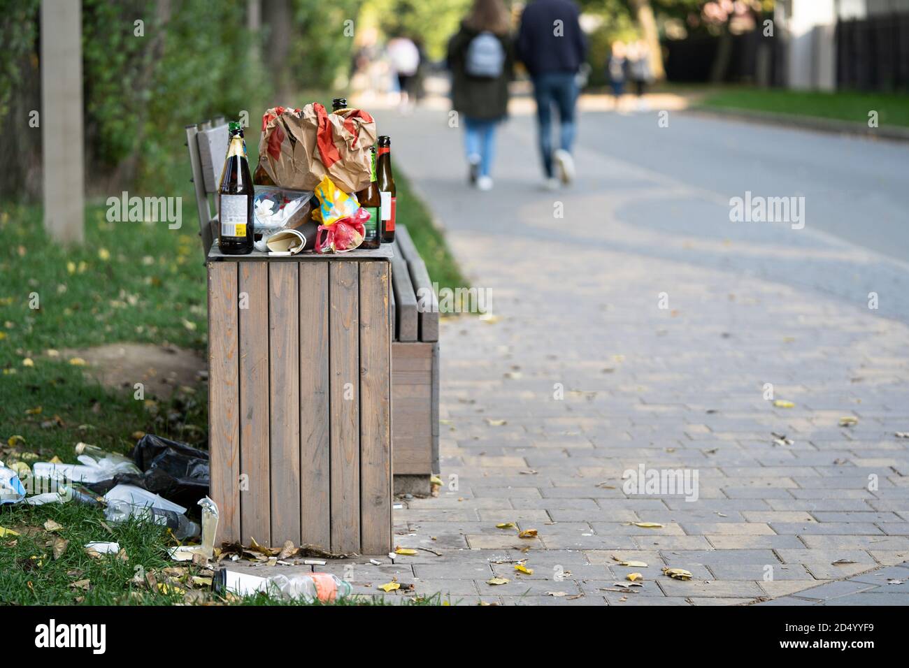 https://c8.alamy.com/comp/2D4YYF9/overcrowded-trash-basket-in-the-street-garbage-bin-a-pile-of-plastic-waste-trash-on-the-floor-and-grass-2D4YYF9.jpg