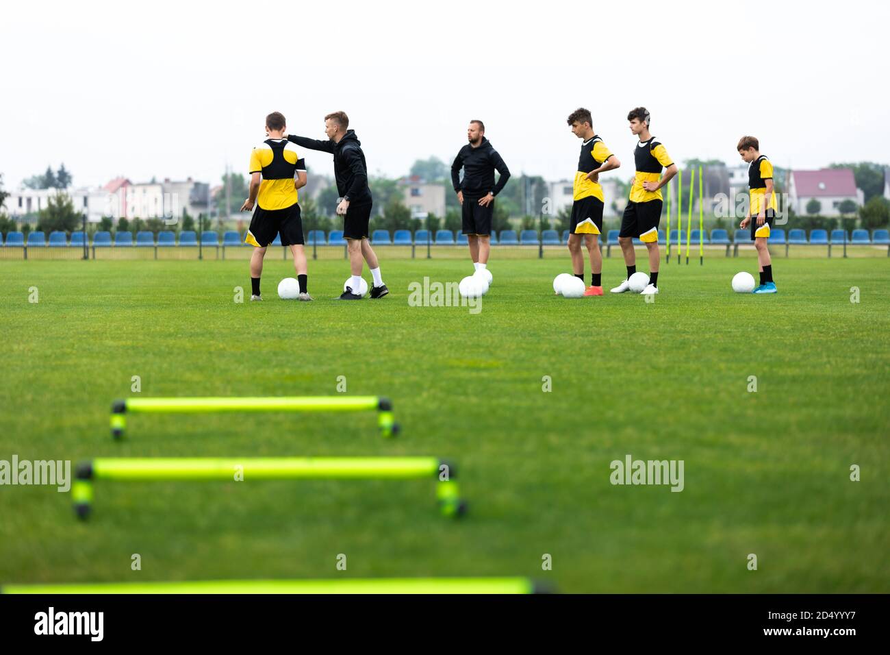 Team coach children explaining hires stock photography and images Alamy