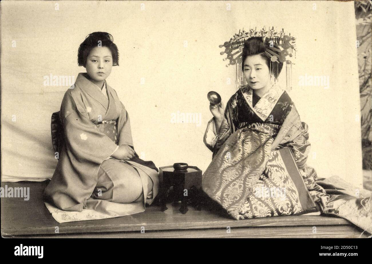 Zwei Frauen in japanischen Volkstrachten, Kopfschmuck | usage worldwide Stock Photo
