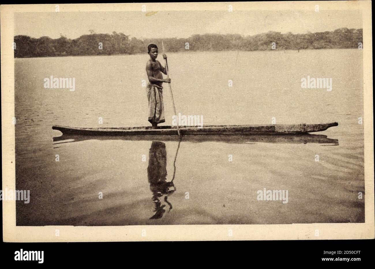 Gabun, Einheimischer in einem Boot stehend, Ogooue Fluss | usage worldwide Stock Photo