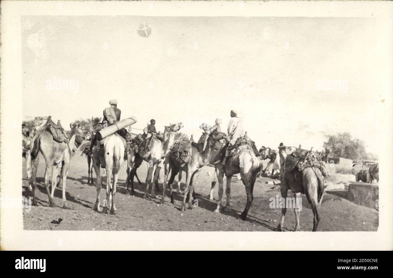 Tschad, Aufnahme Einheimischer auf ihren Kamelen | usage worldwide Stock Photo