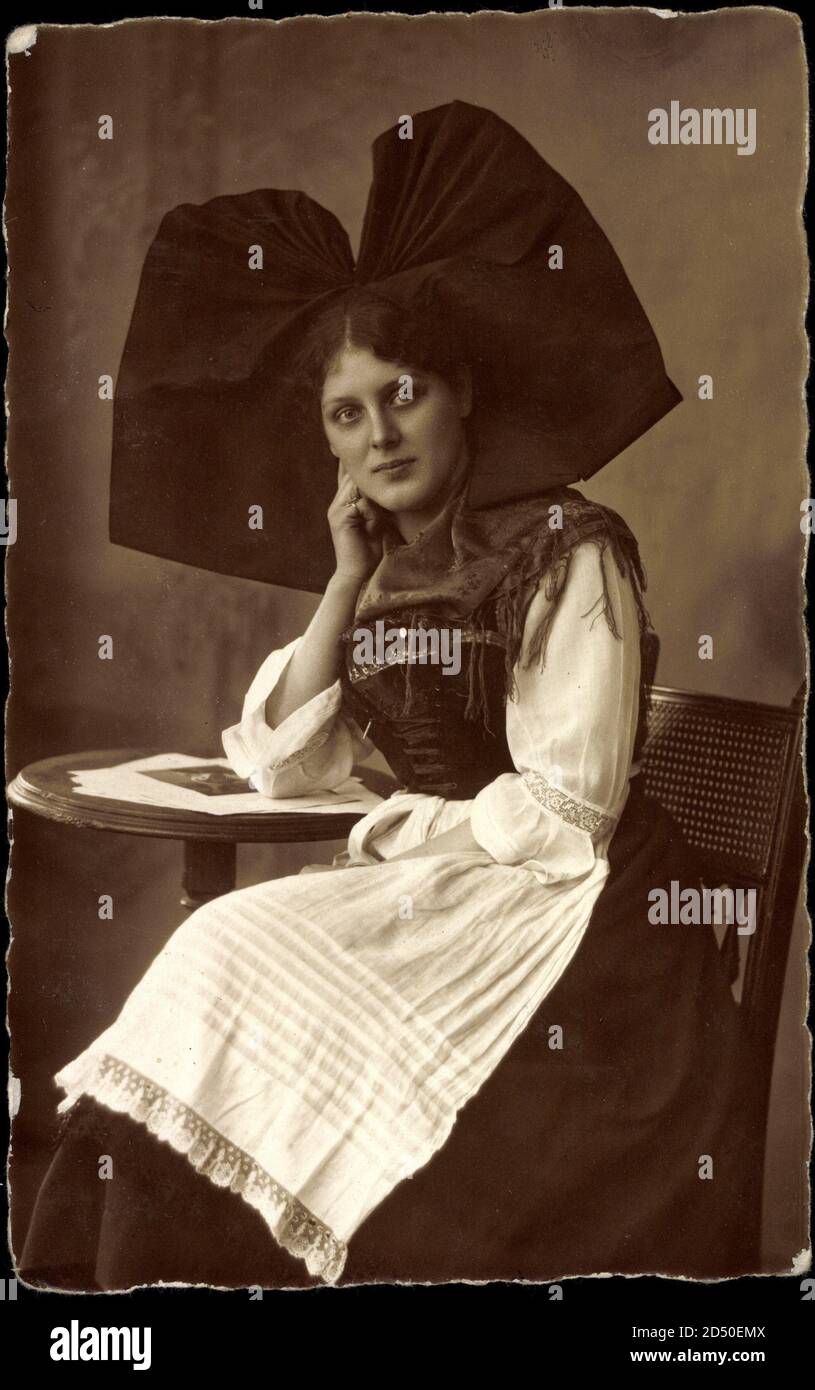 Frau in Elsaßer Tracht, Kopfbedeckung, Kleid | usage worldwide Stock Photo