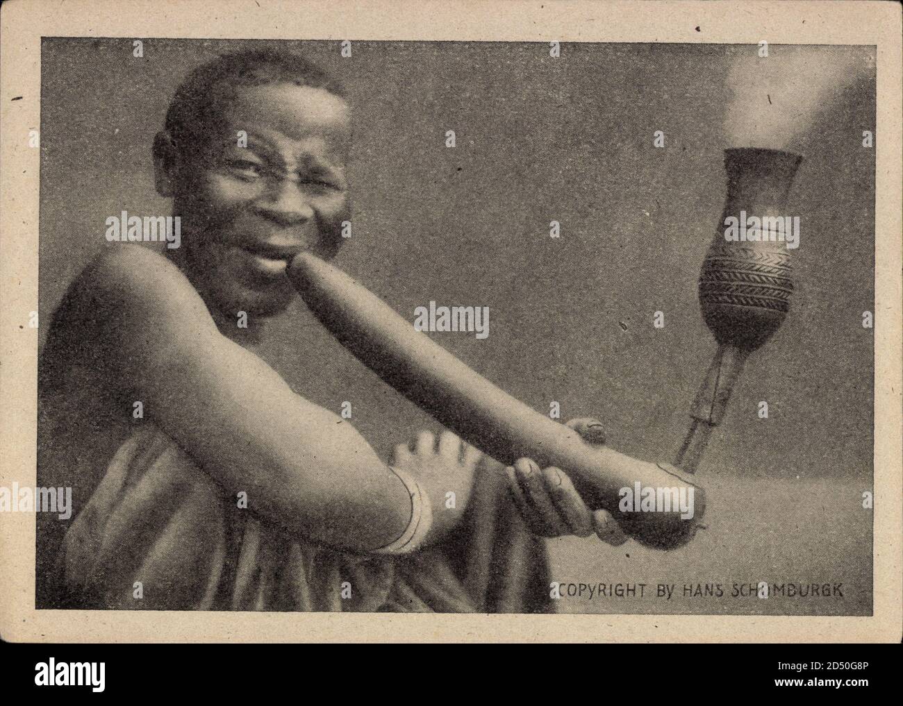 Schomburgk Afrikaserie, Freunde im Busch, Afrikanerin raucht Pfeiffe | usage worldwide Stock Photo