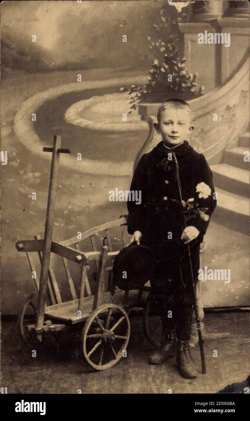 Kleiner Junge posiert mit Handwagen | usage worldwide Stock Photo